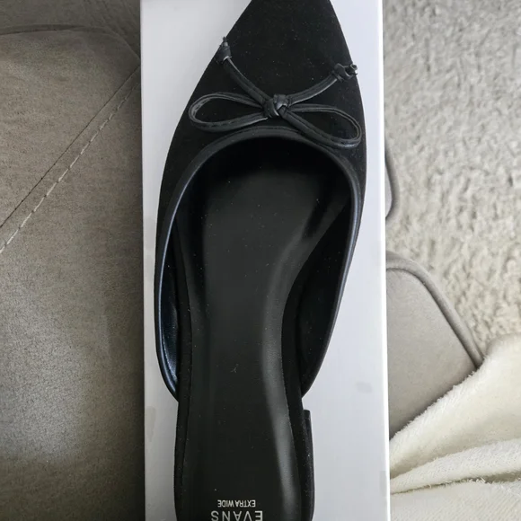 Elegant Black Bow Flats. Brand New . Very Comfortable! - Picture 2 of 3